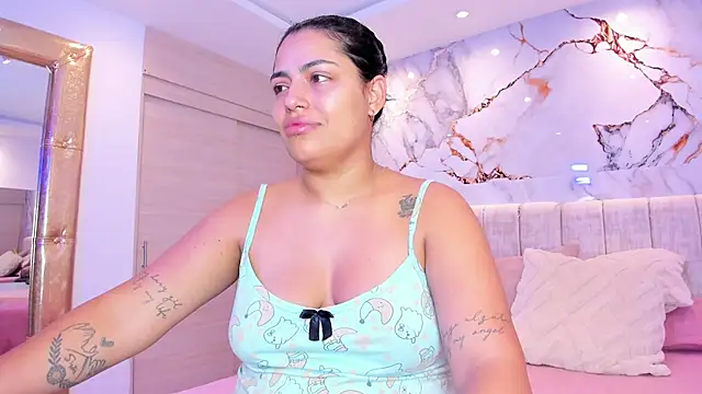 Snapshot of kiana_cream chatting on 11/30/25, 02:07 kiana cream online show from 11/30/25, 02:07