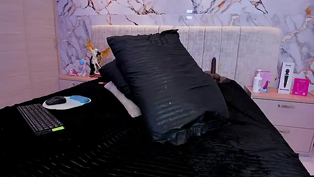 Snapshot of kiana_cream chatting on 11/08/25, 11:30 kiana cream online show from 11/08/25, 11:30