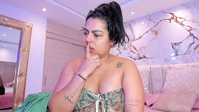 Snapshot of kiana_cream chatting on 12/18/25, 11:47 kiana cream online show from 12/18/25, 11:47