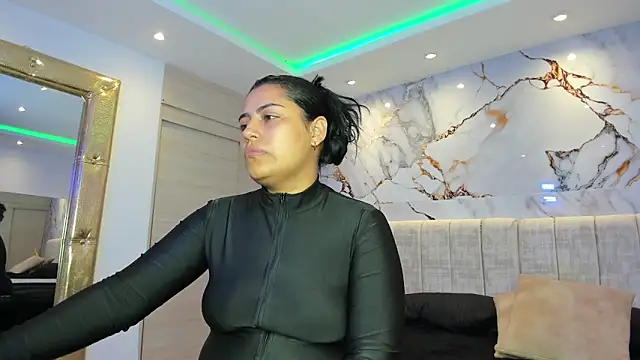 Snapshot of kiana_cream chatting on 11/10/25, 11:26 kiana cream online show from 11/10/25, 11:26