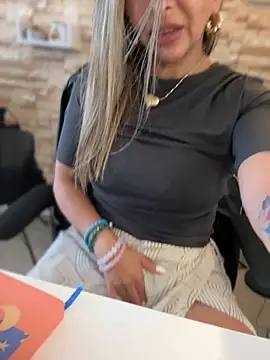  Abril-Office1 online show from 10/15/25, 03:20