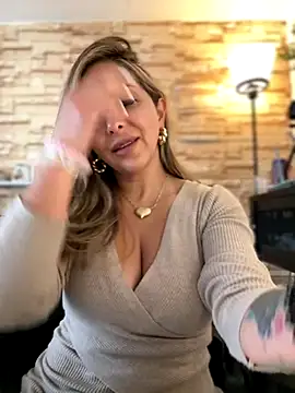  Abril-Office1 online show from 10/14/25, 03:45