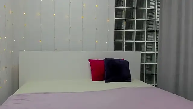 Snapshot of Tiny_JuJu chatting on 09/25/25, 01:22 Tiny JuJu online show from 09/25/25, 01:22