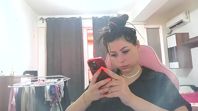 Snapshot of LovelyJulliette chatting on 06/19/26, 12:33 LovelyJulliette online show from 06/19/26, 12:33