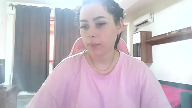 Snapshot of LovelyJulliette chatting on 06/17/26, 12:48 LovelyJulliette online show from 06/17/26, 12:48