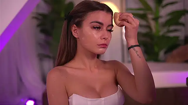 KaylaBray online show from 10/29/25, 04:33