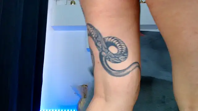 Snapshot of arianatattoos chatting on 12/16/25, 11:03 arianatattoos online show from 12/16/25, 11:03