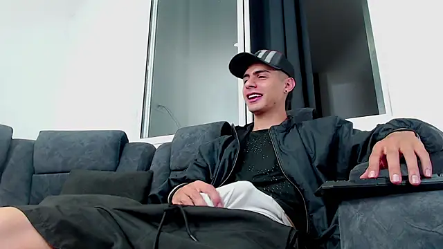 Stiven CL online show from 10/05/25, 10:44