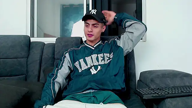 Stiven CL online show from 10/20/25, 04:25