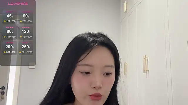 Snapshot of rose-u chatting on 10/03/25, 02:04 rose-u online show from 10/03/25, 02:04