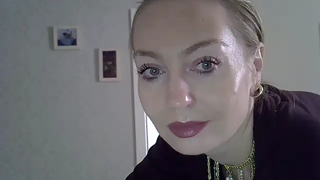 Snapshot of ZarinaSwift chatting on 09/22/25, 04:29 ZarinaSwift online show from 09/22/25, 04:29