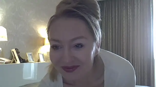 Snapshot of ZarinaSwift chatting on 10/14/25, 04:13 ZarinaSwift online show from 10/14/25, 04:13