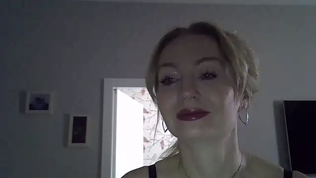 Snapshot of ZarinaSwift chatting on 09/23/25, 04:30 ZarinaSwift online show from 09/23/25, 04:30