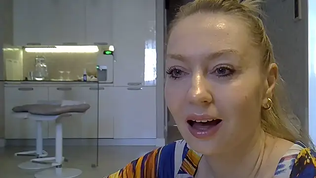 Snapshot of ZarinaSwift chatting on 02/25/26, 04:34 ZarinaSwift online show from 02/25/26, 04:34