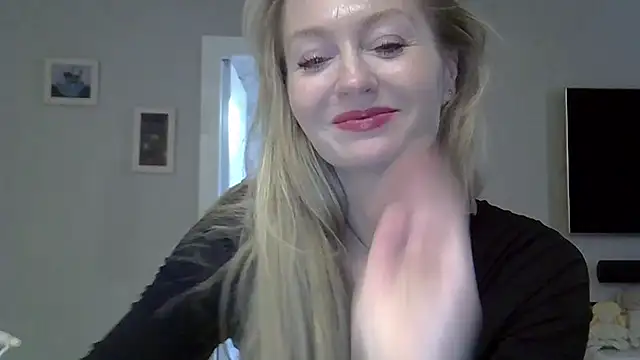 Snapshot of ZarinaSwift chatting on 10/18/25, 11:12 ZarinaSwift online show from 10/18/25, 11:12