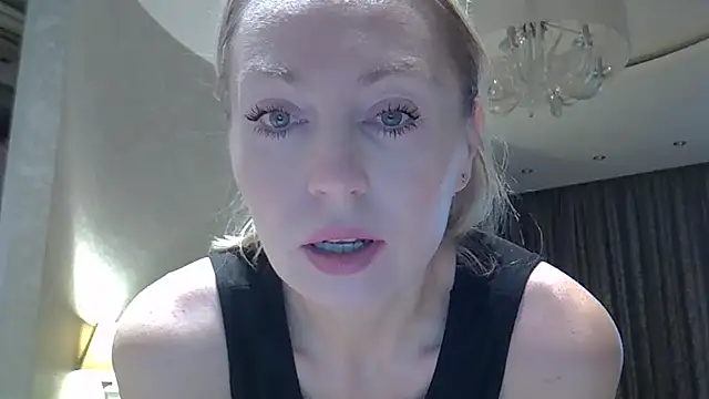 Snapshot of ZarinaSwift chatting on 10/21/25, 04:01 ZarinaSwift online show from 10/21/25, 04:01