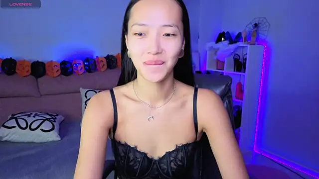 Snapshot of _MIURA_ chatting on 10/28/25, 01:06 MIURA online show from 10/28/25, 01:06