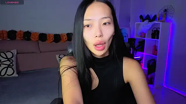 Snapshot of _MIURA_ chatting on 10/29/25, 01:04 MIURA online show from 10/29/25, 01:04