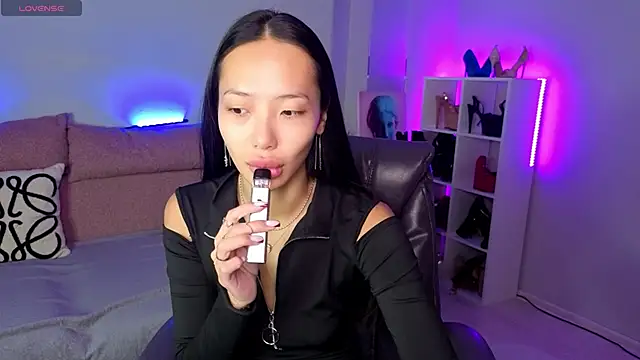 Snapshot of _MIURA_ chatting on 10/12/25, 11:39 MIURA online show from 10/12/25, 11:39