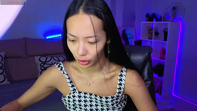 Snapshot of _MIURA_ chatting on 10/24/25, 01:04 MIURA online show from 10/24/25, 01:04