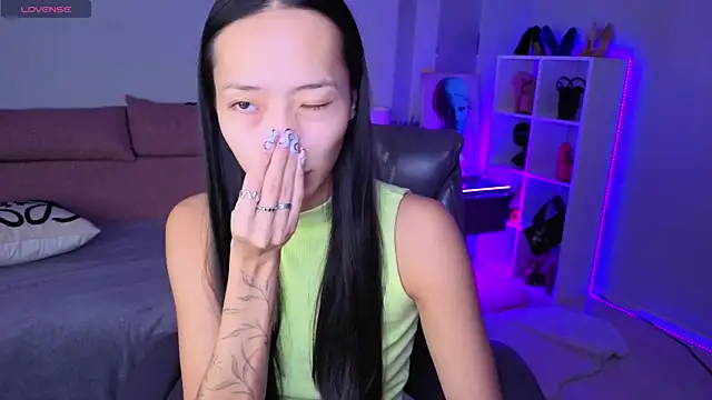 Snapshot of _MIURA_ chatting on 11/28/25, 01:06 MIURA online show from 11/28/25, 01:06