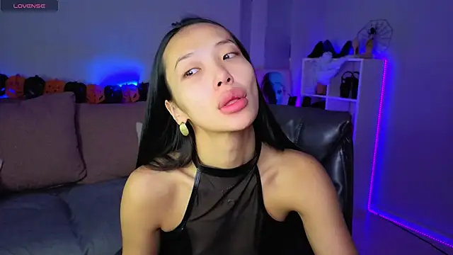 Snapshot of _MIURA_ chatting on 10/30/25, 01:04 MIURA online show from 10/30/25, 01:04