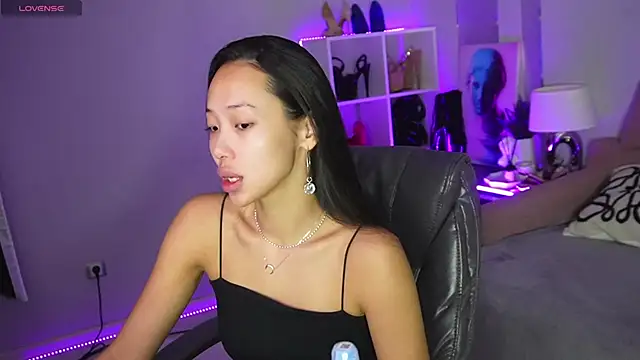 Snapshot of _MIURA_ chatting on 10/19/25, 01:19 MIURA online show from 10/19/25, 01:19