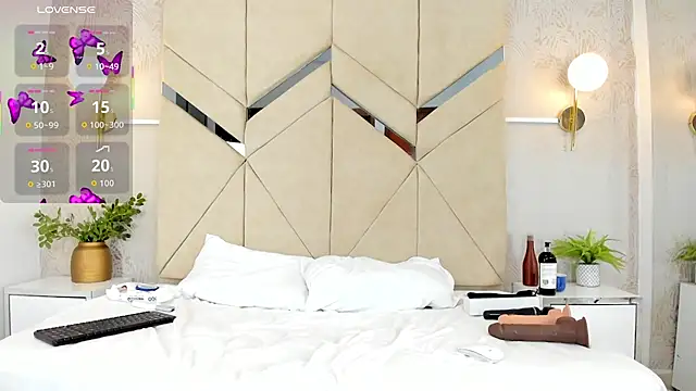 LiaVelez online show from 12/01/25, 01:45