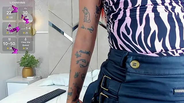 LiaVelez online show from 01/06/26, 01:37