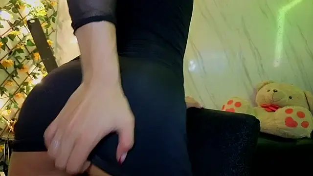 Snapshot of jeimy_garcia chatting on 06/18/26, 12:10 jeimy garcia online show from 06/18/26, 12:10
