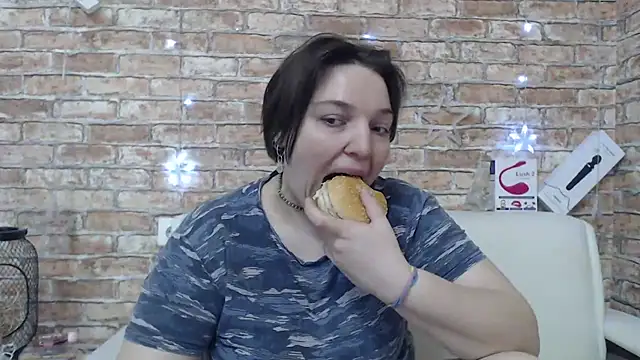 Amelia Kiss  online show from 04/15/26, 01:00