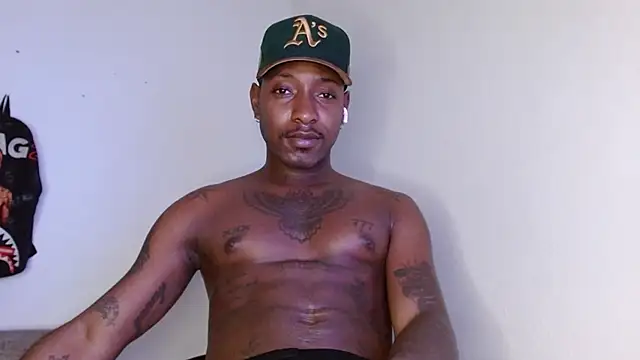 Snapshot of king__Black chatting on 12/18/25, 01:22 king Black online show from 12/18/25, 01:22