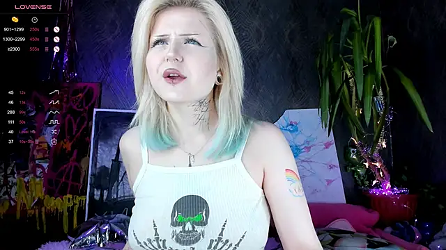 Snapshot of little_grinch666 chatting on 01/13/25, 05:33 little grinch666 online show from 01/13/25, 05:33