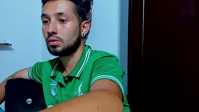 Snapshot of Bad_Couple_1 chatting on 10/26/25, 06:52 Bad Couple 1 online show from 10/26/25, 06:52