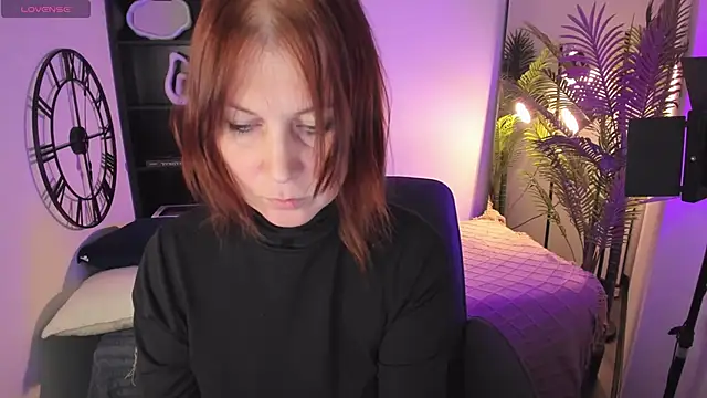 Snapshot of ZoeEast chatting on 10/22/25, 01:54 ZoeEast online show from 10/22/25, 01:54
