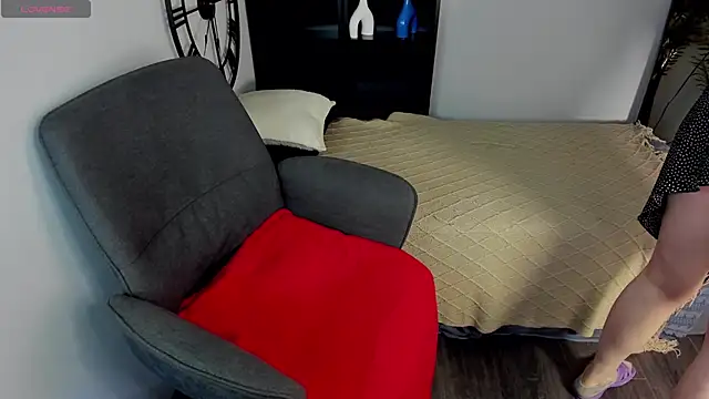 ZoeEast online show from 11/26/25, 01:22
