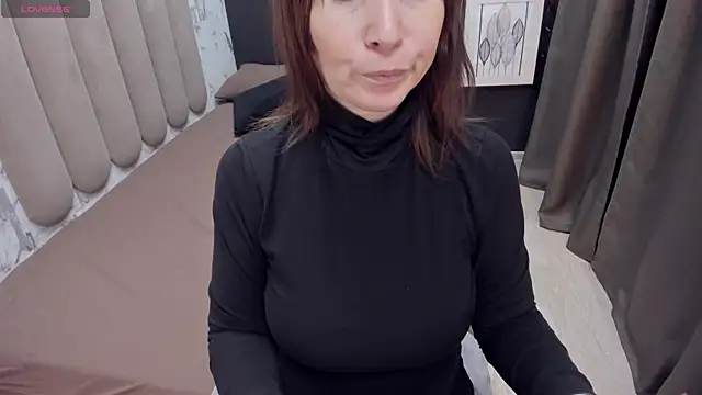 Snapshot of ZoeEast chatting on 10/24/25, 01:43 ZoeEast online show from 10/24/25, 01:43