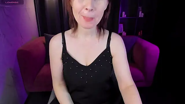 Snapshot of ZoeEast chatting on 12/20/24, 01:33 ZoeEast online show from 12/20/24, 01:33