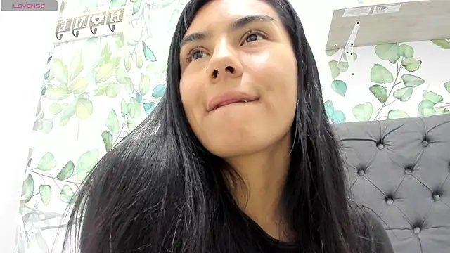 atilanadiaz7 online show from 10/28/25, 05:01