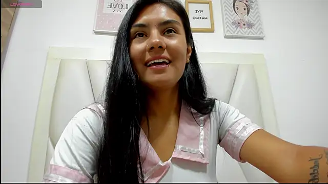 atilanadiaz7 online show from 04/15/26, 05:17