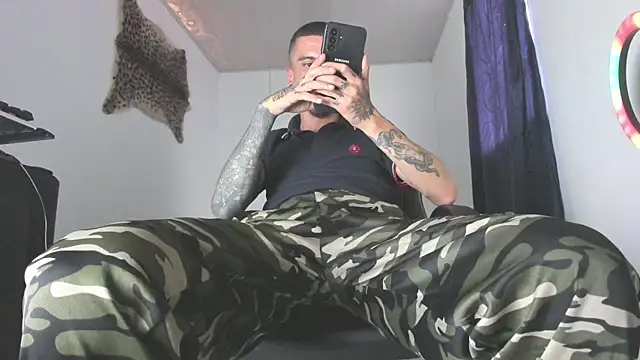 Snapshot of Aaron_BigDickxxx chatting on 07/07/26, 06:55 Aaron BigDickxxx online show from 07/07/26, 06:55
