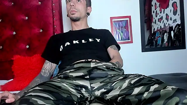 Snapshot of Aaron_BigDickxxx chatting on 03/18/25, 08:06 Aaron BigDickxxx online show from 03/18/25, 08:06