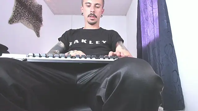 Snapshot of Aaron_BigDickxxx chatting on 06/01/26, 08:41 Aaron BigDickxxx online show from 06/01/26, 08:41