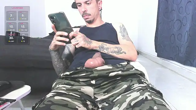 Snapshot of Aaron_BigDickxxx chatting on 05/22/26, 06:50 Aaron BigDickxxx online show from 05/22/26, 06:50