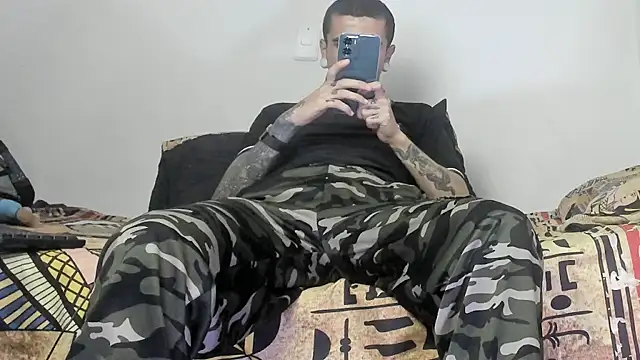 Snapshot of Aaron_BigDickxxx chatting on 11/05/25, 09:40 Aaron BigDickxxx online show from 11/05/25, 09:40