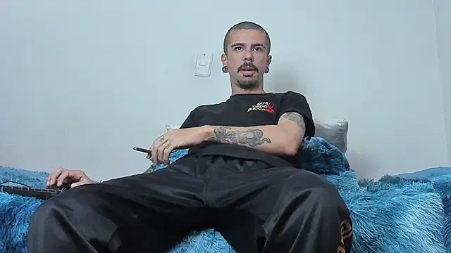 Snapshot of Aaron_BigDickxxx chatting on 10/21/25, 06:57 Aaron BigDickxxx online show from 10/21/25, 06:57