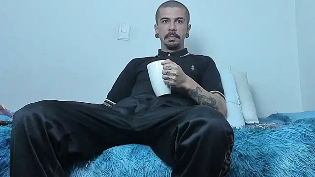 Snapshot of Aaron_BigDickxxx chatting on 10/20/25, 06:37 Aaron BigDickxxx online show from 10/20/25, 06:37
