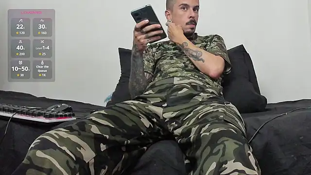 Snapshot of Aaron_BigDickxxx chatting on 11/22/25, 07:13 Aaron BigDickxxx online show from 11/22/25, 07:13