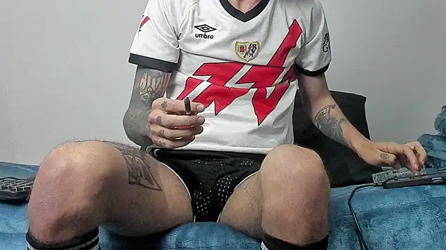 Snapshot of Aaron_BigDickxxx chatting on 10/07/25, 07:31 Aaron BigDickxxx online show from 10/07/25, 07:31