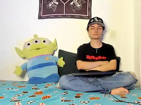 Snapshot of eeaa01 chatting on 11/25/25, 04:40 eeaa01 online show from 11/25/25, 04:40